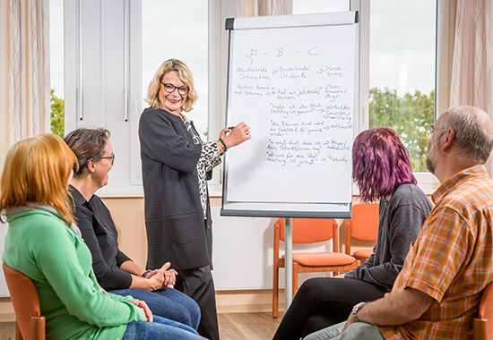 Eine Gruppentherapie in der Reha bei Burnout