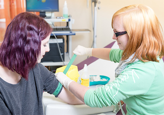 Eine Ärztin untersucht eine Patientin in der Diabetes Reha Klinik.