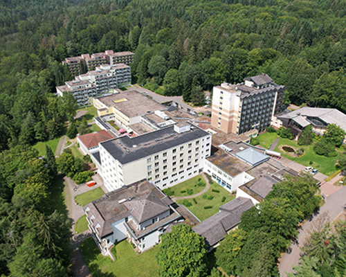 Luftaufnahme mit Außenansicht der Reha Klinik Weiskirchen