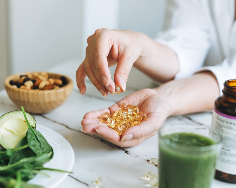 Grüne Smoothies und Nüssen zählen zur gesunden Ernährung nach der Reha nach Magenkrebs